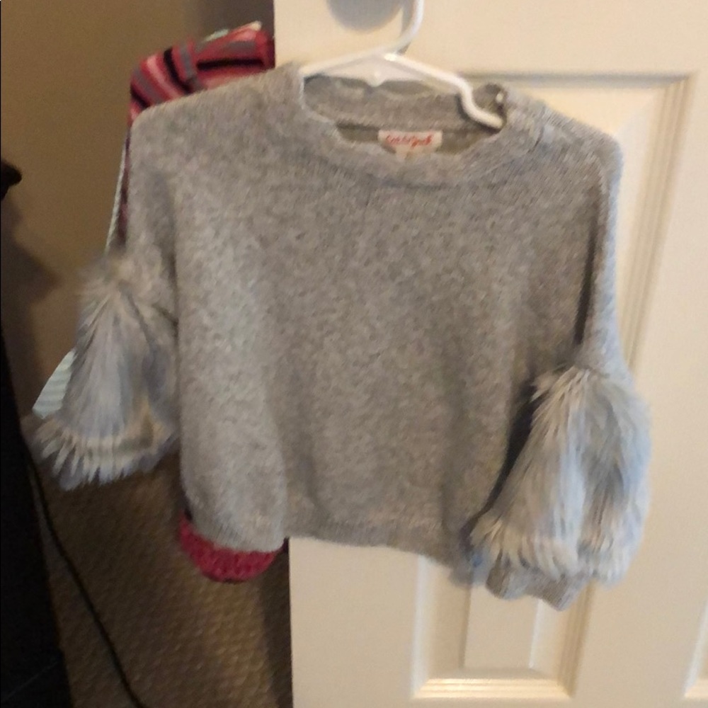 Like new sweather size 4t with  fur sleeve details